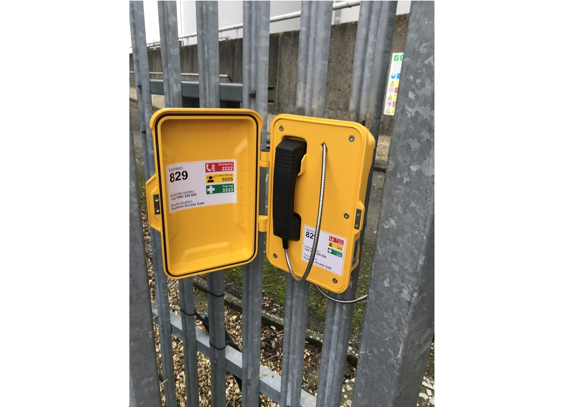 J & R Heavy Duty telefoni su instalirani u Cowes, Isle of Wight u Velikoj Bri...